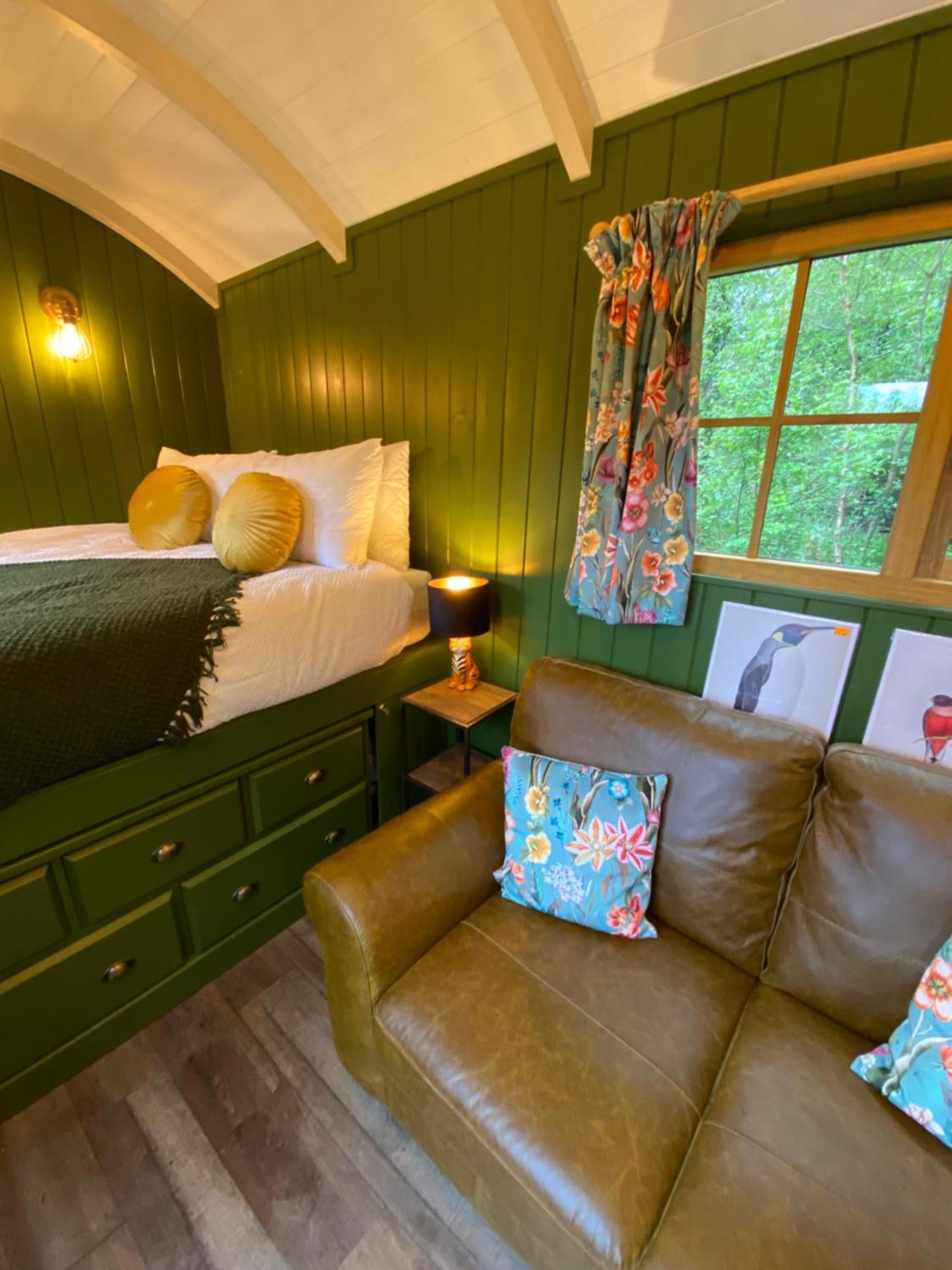 The Goose Nest Luxury Lakeside Shepherd Hut In Cardinham Woods, Cornwall ภายนอก รูปภาพ
