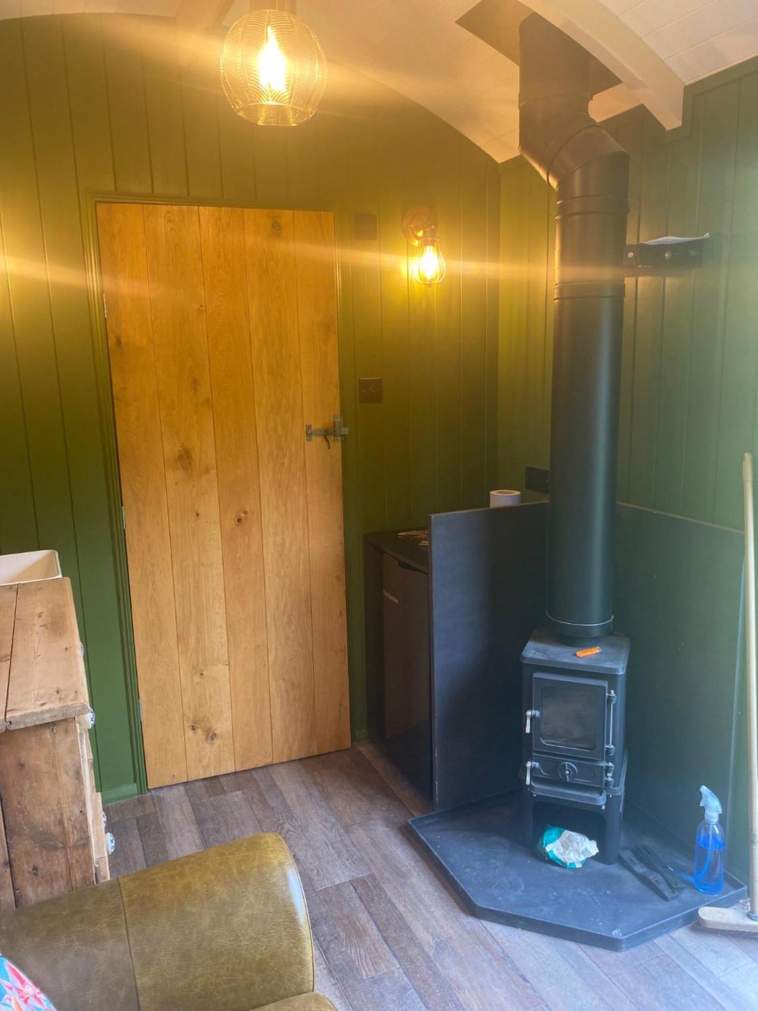 The Goose Nest Luxury Lakeside Shepherd Hut In Cardinham Woods, Cornwall ภายนอก รูปภาพ