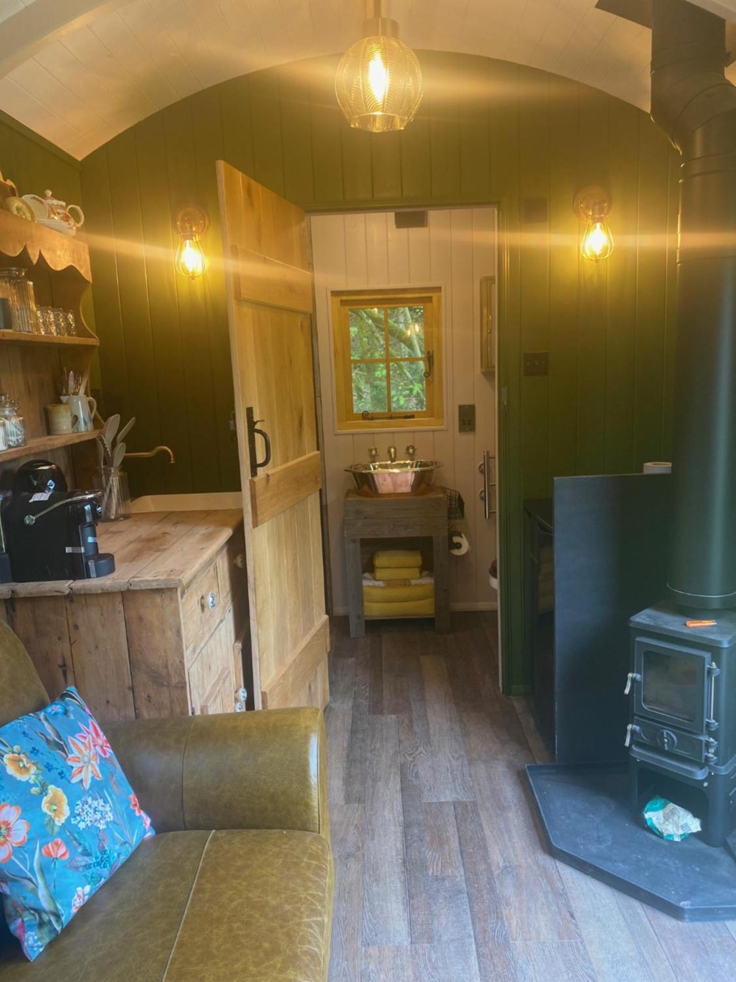 The Goose Nest Luxury Lakeside Shepherd Hut In Cardinham Woods, Cornwall ภายนอก รูปภาพ