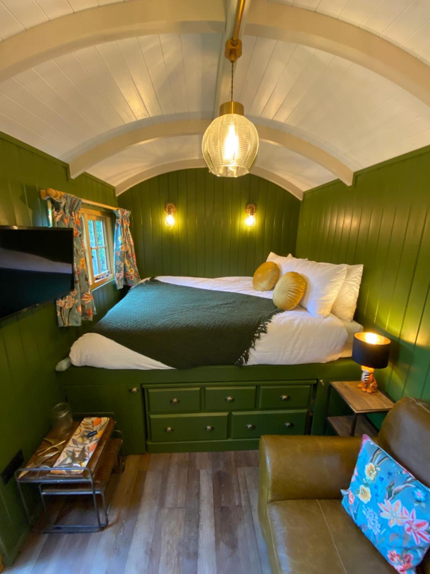 The Goose Nest Luxury Lakeside Shepherd Hut In Cardinham Woods, Cornwall ภายนอก รูปภาพ