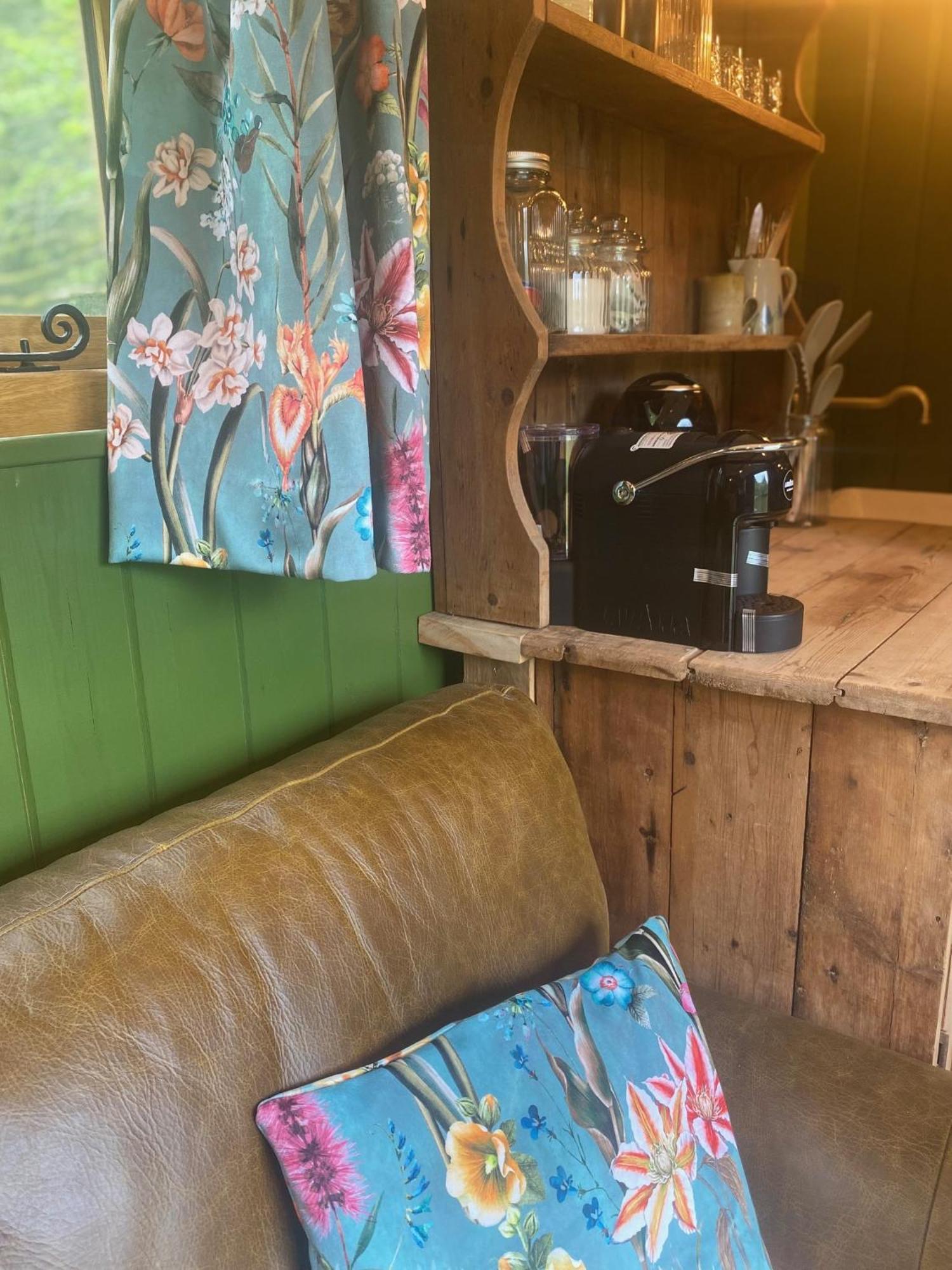 The Goose Nest Luxury Lakeside Shepherd Hut In Cardinham Woods, Cornwall ภายนอก รูปภาพ