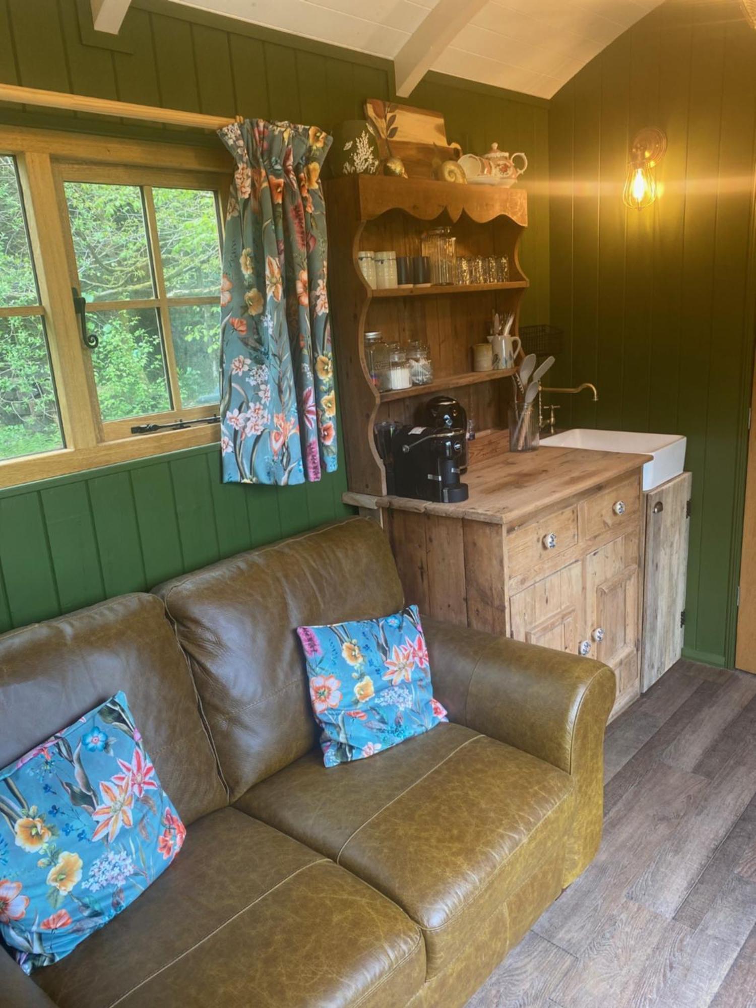The Goose Nest Luxury Lakeside Shepherd Hut In Cardinham Woods, Cornwall ภายนอก รูปภาพ