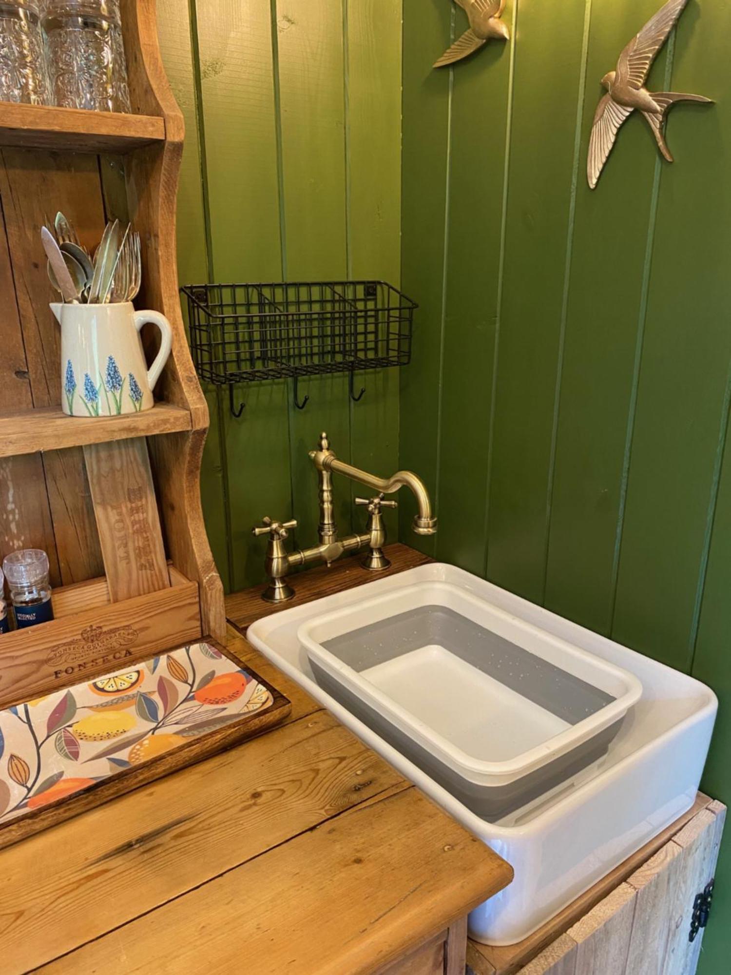 The Goose Nest Luxury Lakeside Shepherd Hut In Cardinham Woods, Cornwall ภายนอก รูปภาพ